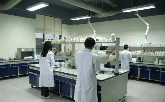 化工廠化驗(yàn)室安全常識全解析 守護(hù)生物化工研發(fā)的每一道防線